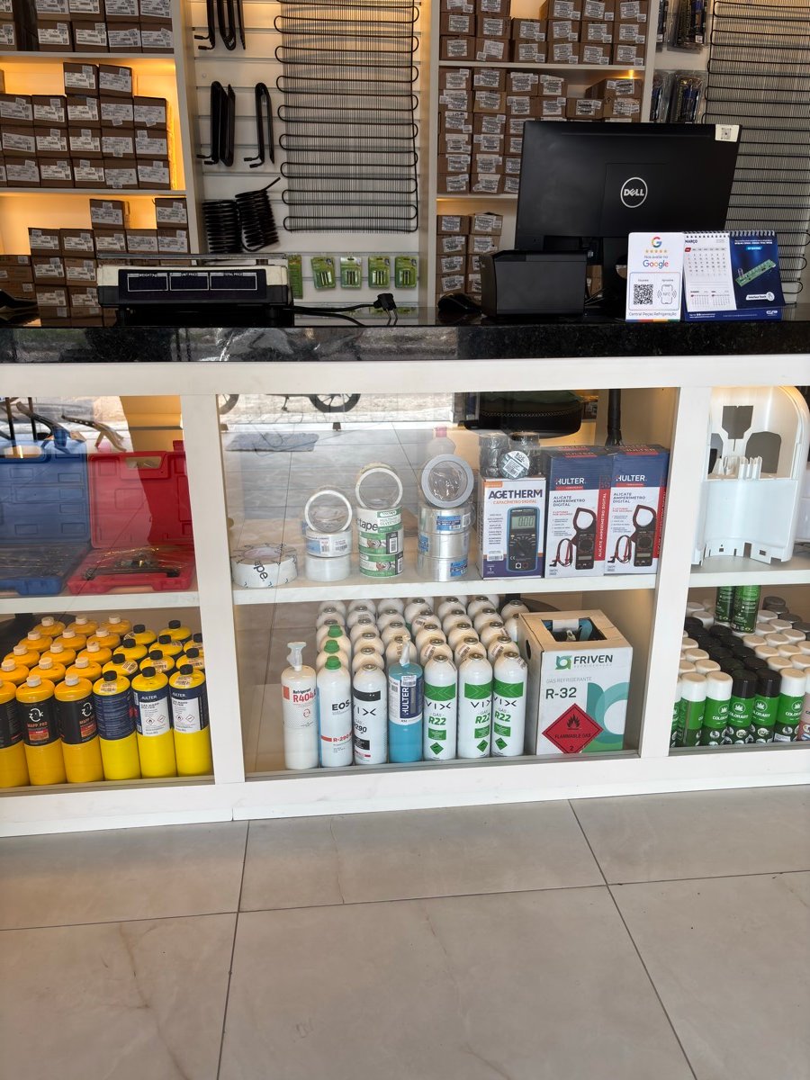Balcão da IDX Parts com gases refrigerantes, manifolds e peças em exposição