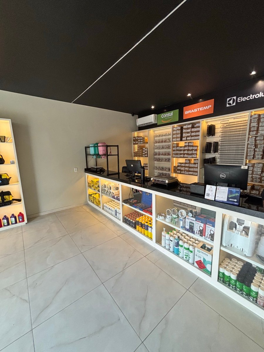 Interior da loja IDX Parts com balcão de atendimento e estoque de peças para refrigeração